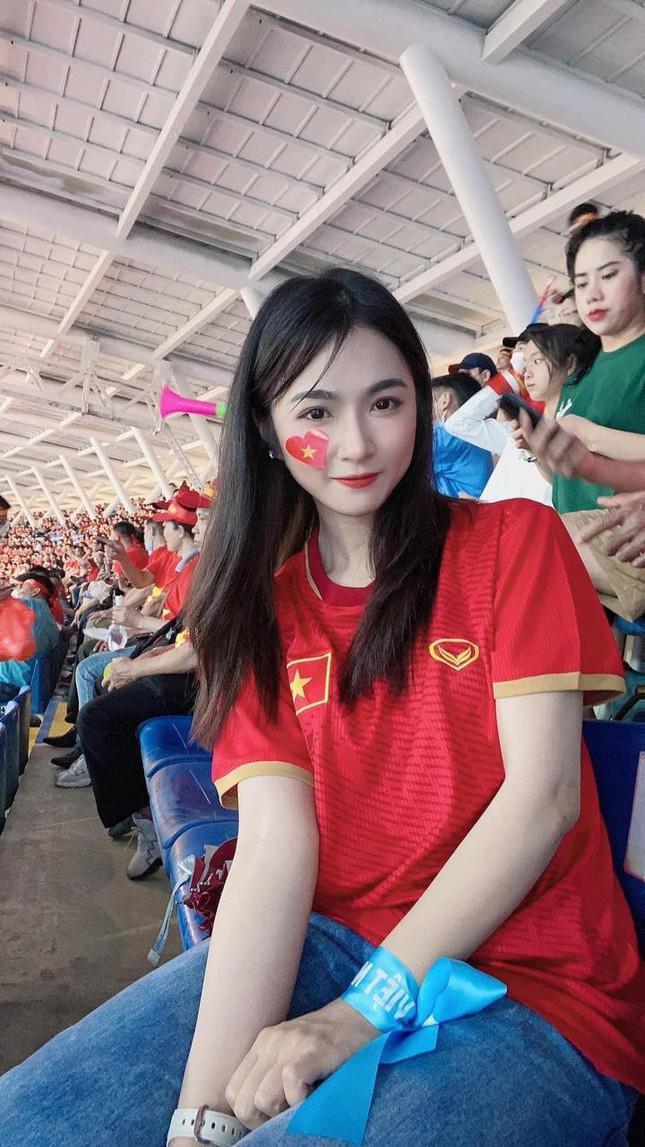 Cổ động viên nữ xinh đẹp &#39;tiếp lửa&#39; trên khán đài trong trận U23 Việt Nam thắng U23 Thái Lan - 3
