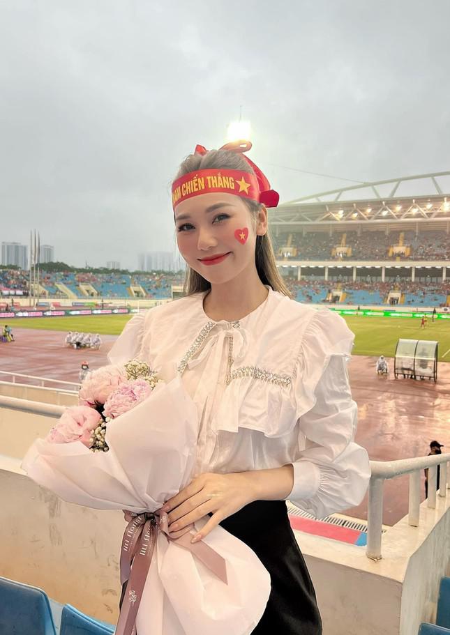 Cổ động viên nữ xinh đẹp &#39;tiếp lửa&#39; trên khán đài trong trận U23 Việt Nam thắng U23 Thái Lan - 2