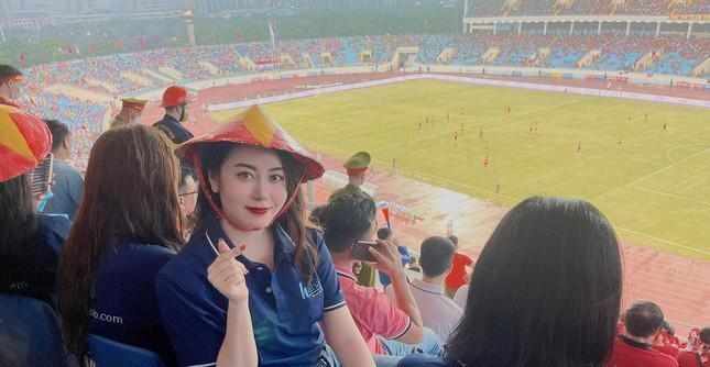 Cổ động viên nữ xinh đẹp &#39;tiếp lửa&#39; trên khán đài trong trận U23 Việt Nam thắng U23 Thái Lan - 4
