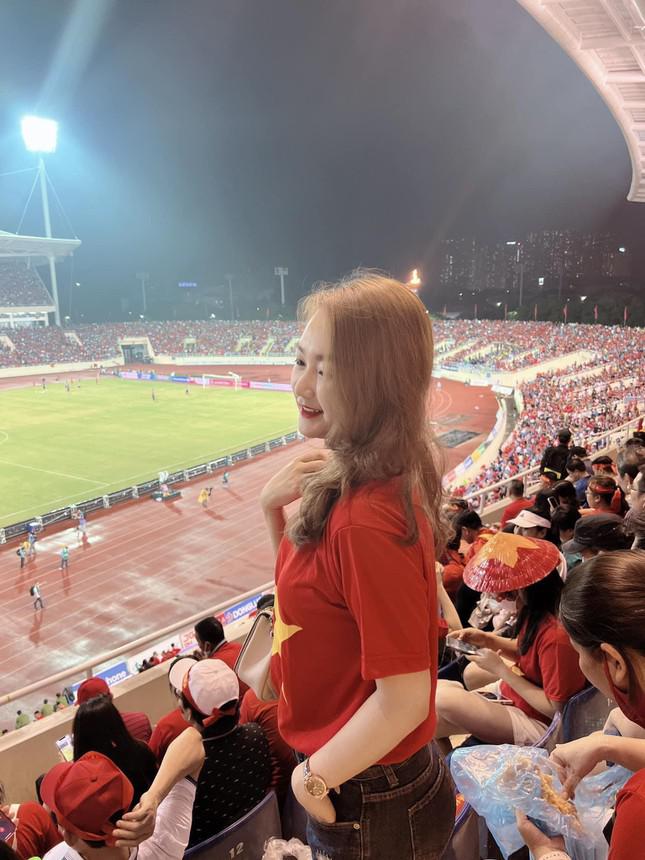 Cổ động viên nữ xinh đẹp &#39;tiếp lửa&#39; trên khán đài trong trận U23 Việt Nam thắng U23 Thái Lan - 5