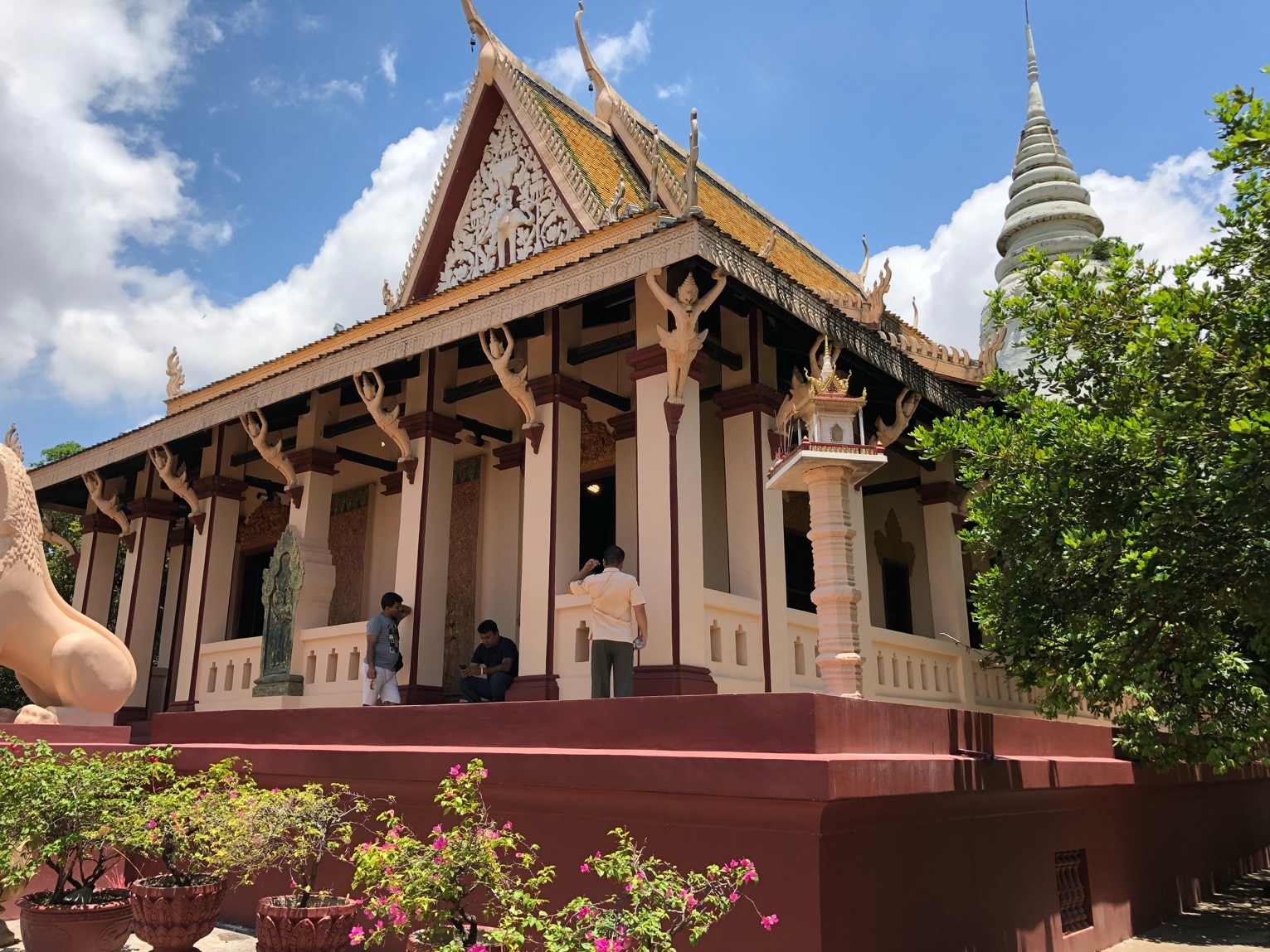 Wat Phnom Buddhist Temple | Trip.com Travelogue Phnom Penh