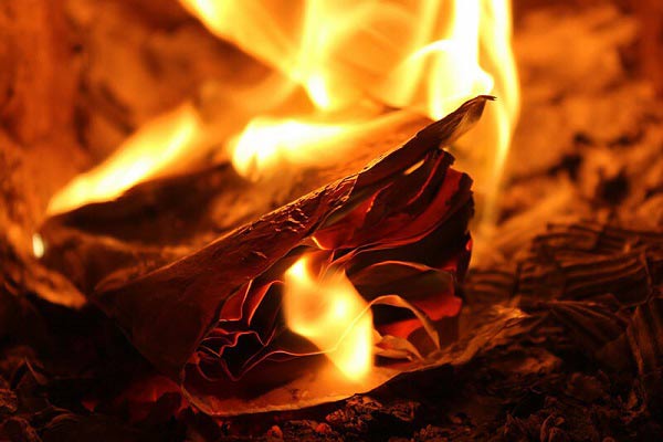 Cách đốt Phong Lông để Hóa Giải Những Vận Xui
