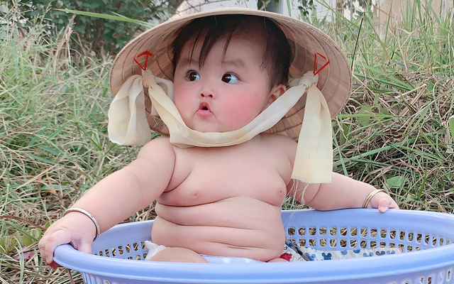 Bé gái mũm mĩm 6 tháng tuổi đã nặng 9kg