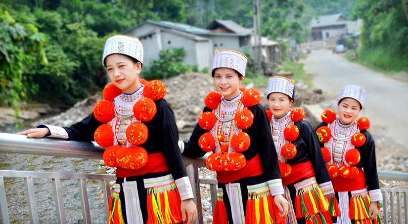 Quả bông len - điểm nhấn trên trang phục nữ của người Dao đỏ | Báo Dân tộc và Phát triển