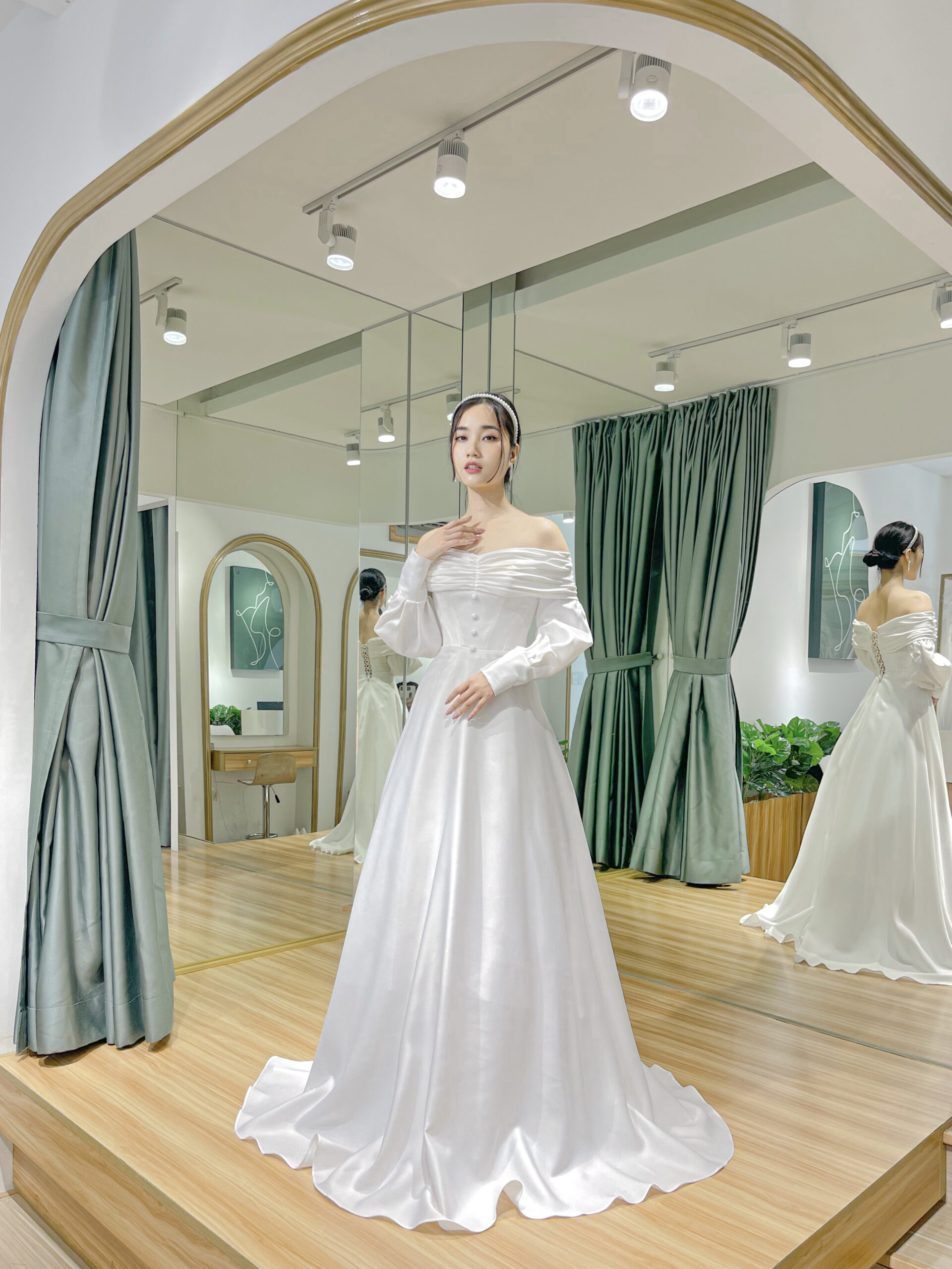 Váy cưới lụa trễ vai tay phồng dài xòe nhẹ (PDPN-L12) – M.O.T Bridal – For Love, For Life