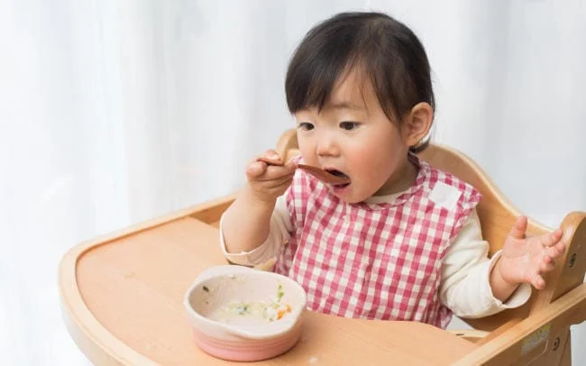 Trẻ 13 tháng biếng ăn phải làm sao? Lưu ý từ A đến Z dành cho mẹ