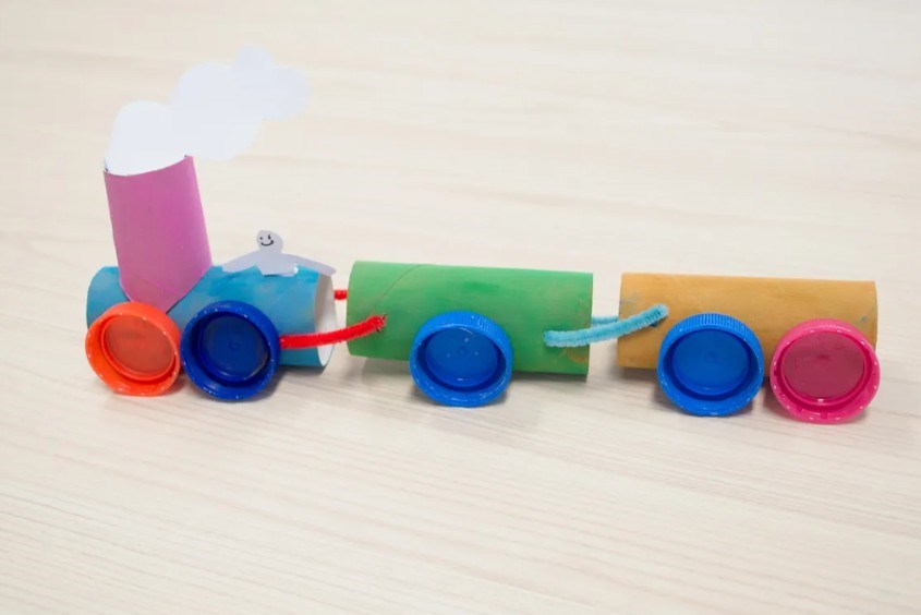 Làm đồ chơi từ lõi giấy vệ sinh thành tàu hỏa